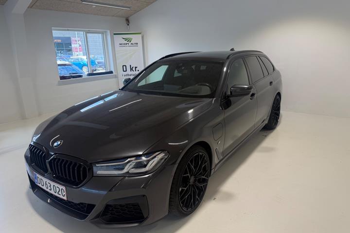 Grå BMW 530e fra 2021