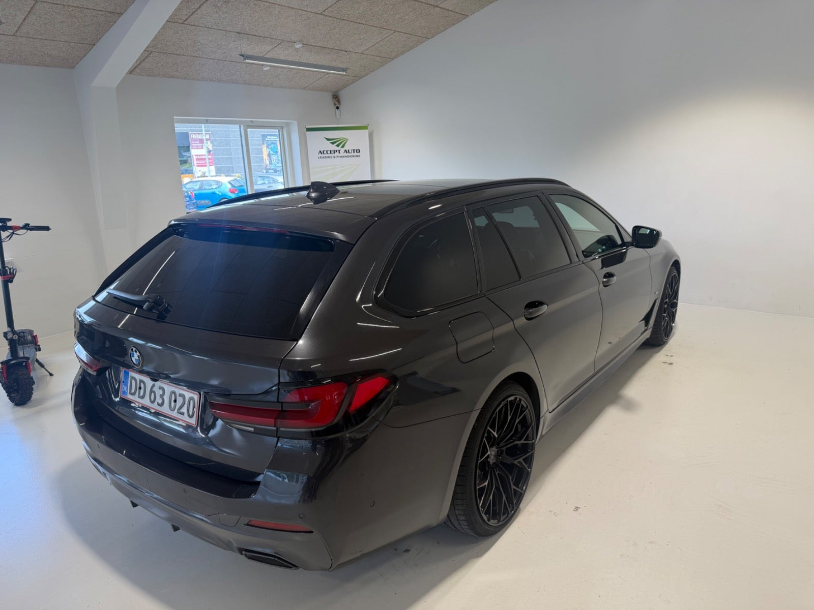 Grå BMW 530e fra 2021
