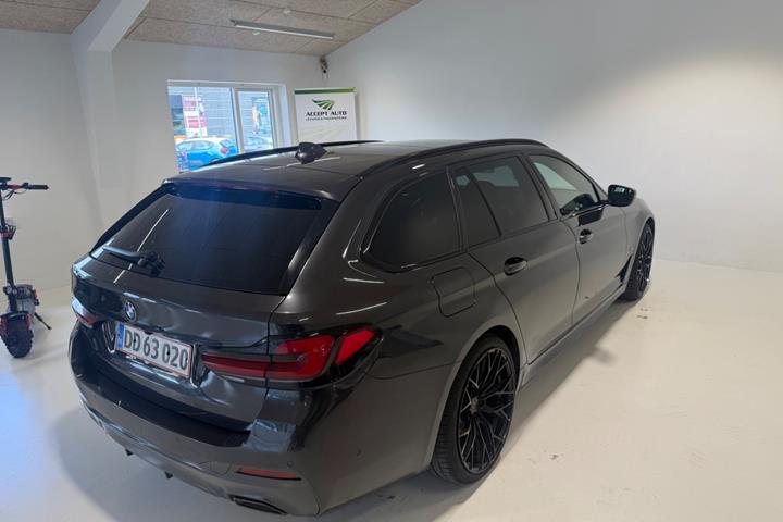 Grå BMW 530e fra 2021