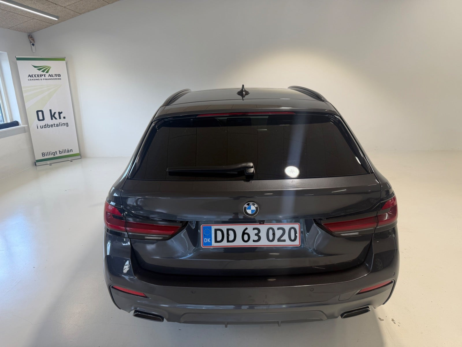 Grå BMW 530e fra 2021