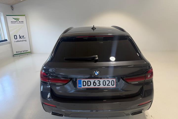 Grå BMW 530e fra 2021