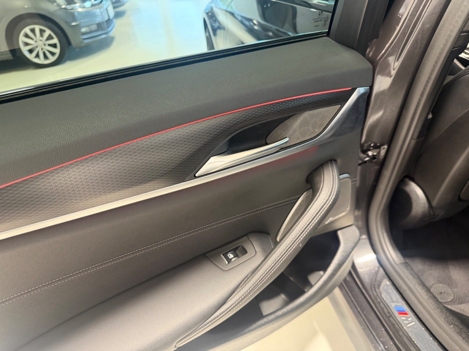 Grå BMW 530e fra 2021