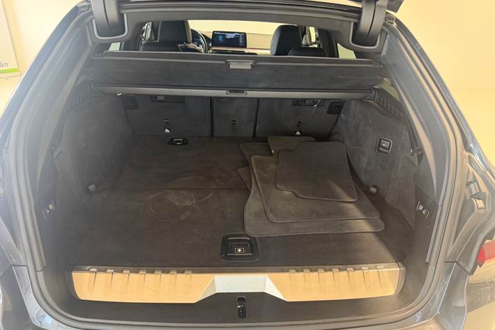 Grå BMW 530e fra 2021