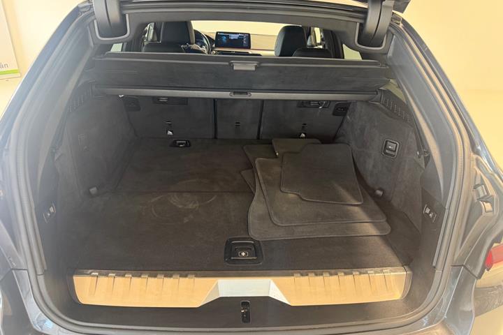 Grå BMW 530e fra 2021
