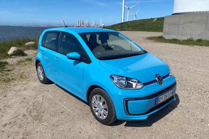 Blå VW E-UP! fra 2020 set udefra