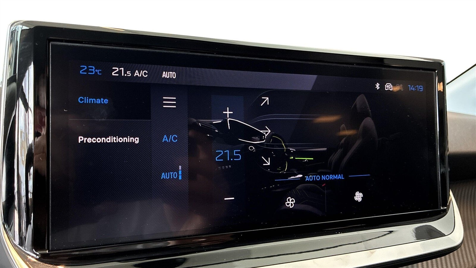 Grå Peugeot e-208 fra 2026