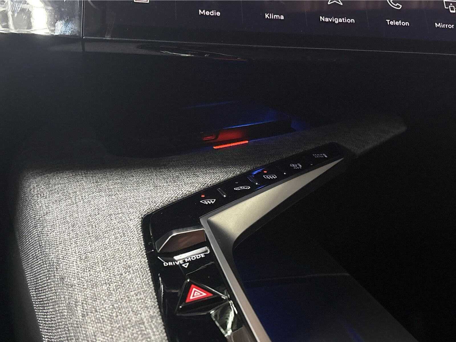Blå Peugeot e-5008 fra 2025