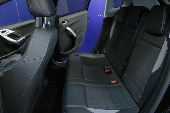 Sort Peugeot 2008 fra 2019