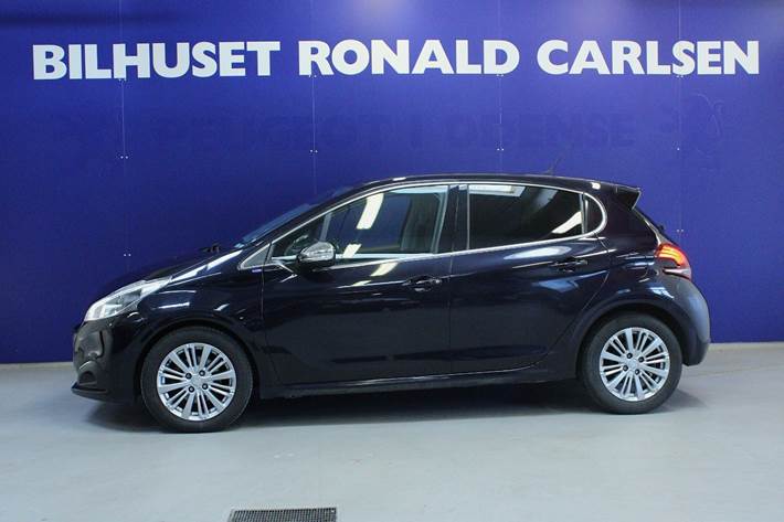 Blå Peugeot 208 fra 2017