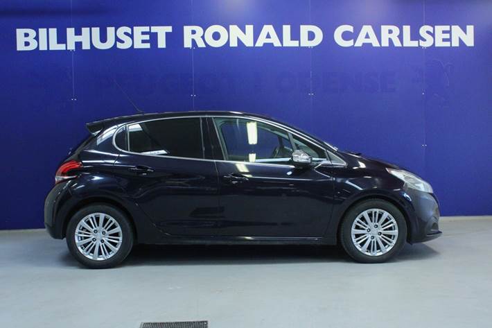 Blå Peugeot 208 fra 2017