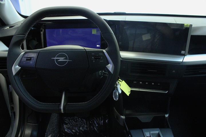Hvid Opel Frontera fra 2026