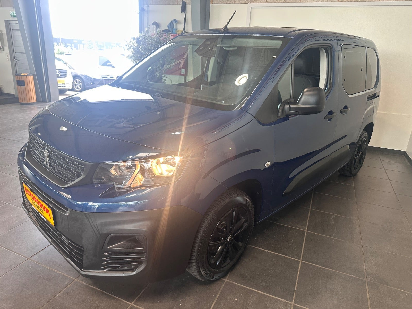 Blå Peugeot Partner fra 2020