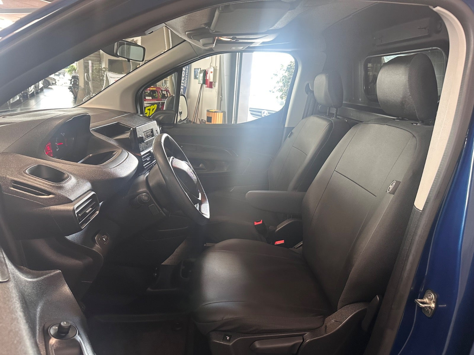 Blå Peugeot Partner fra 2020
