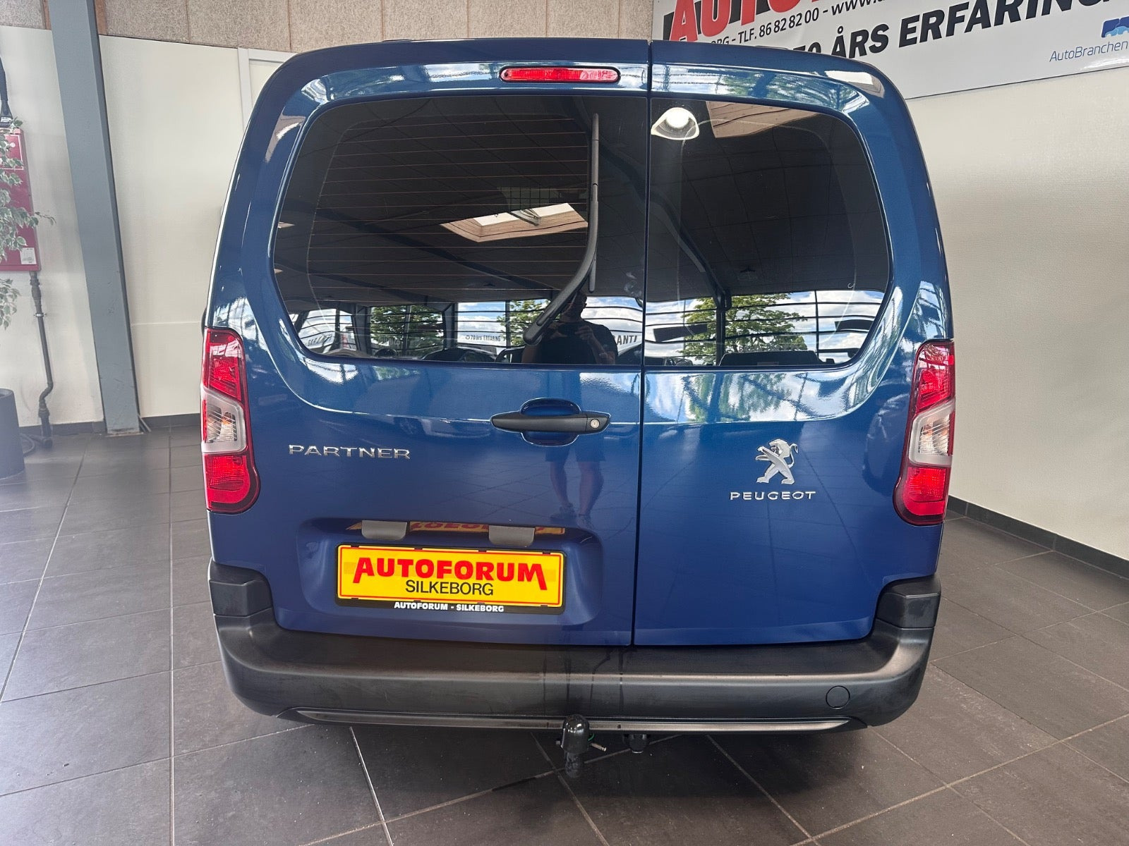 Blå Peugeot Partner fra 2020