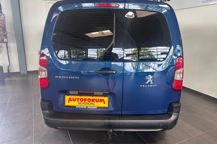 Blå Peugeot Partner fra 2020