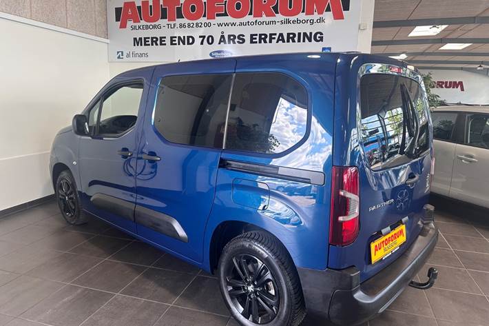 Blå Peugeot Partner fra 2020