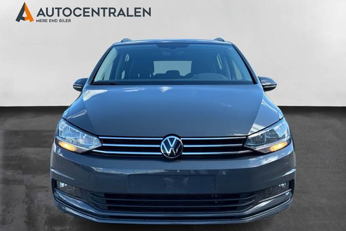 Grå VW Touran fra 2021