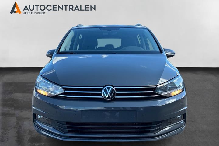 Grå VW Touran fra 2021
