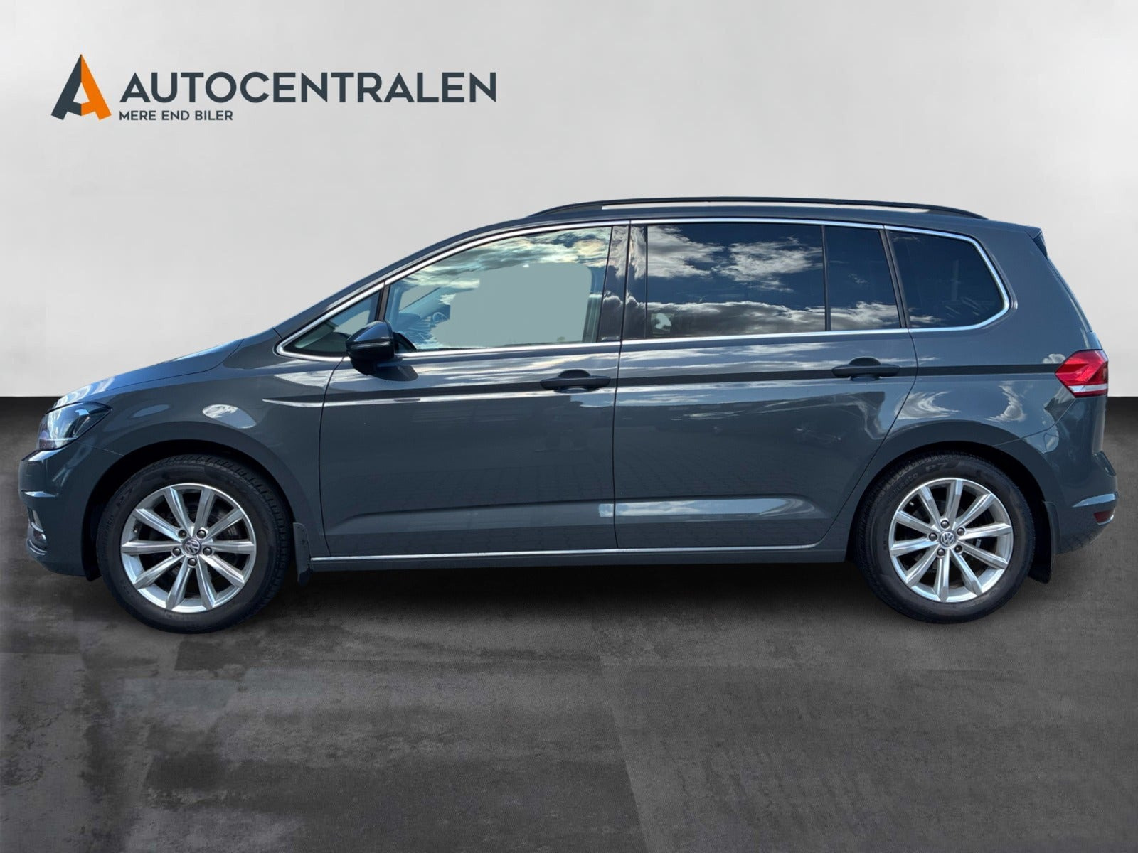 Grå VW Touran fra 2021