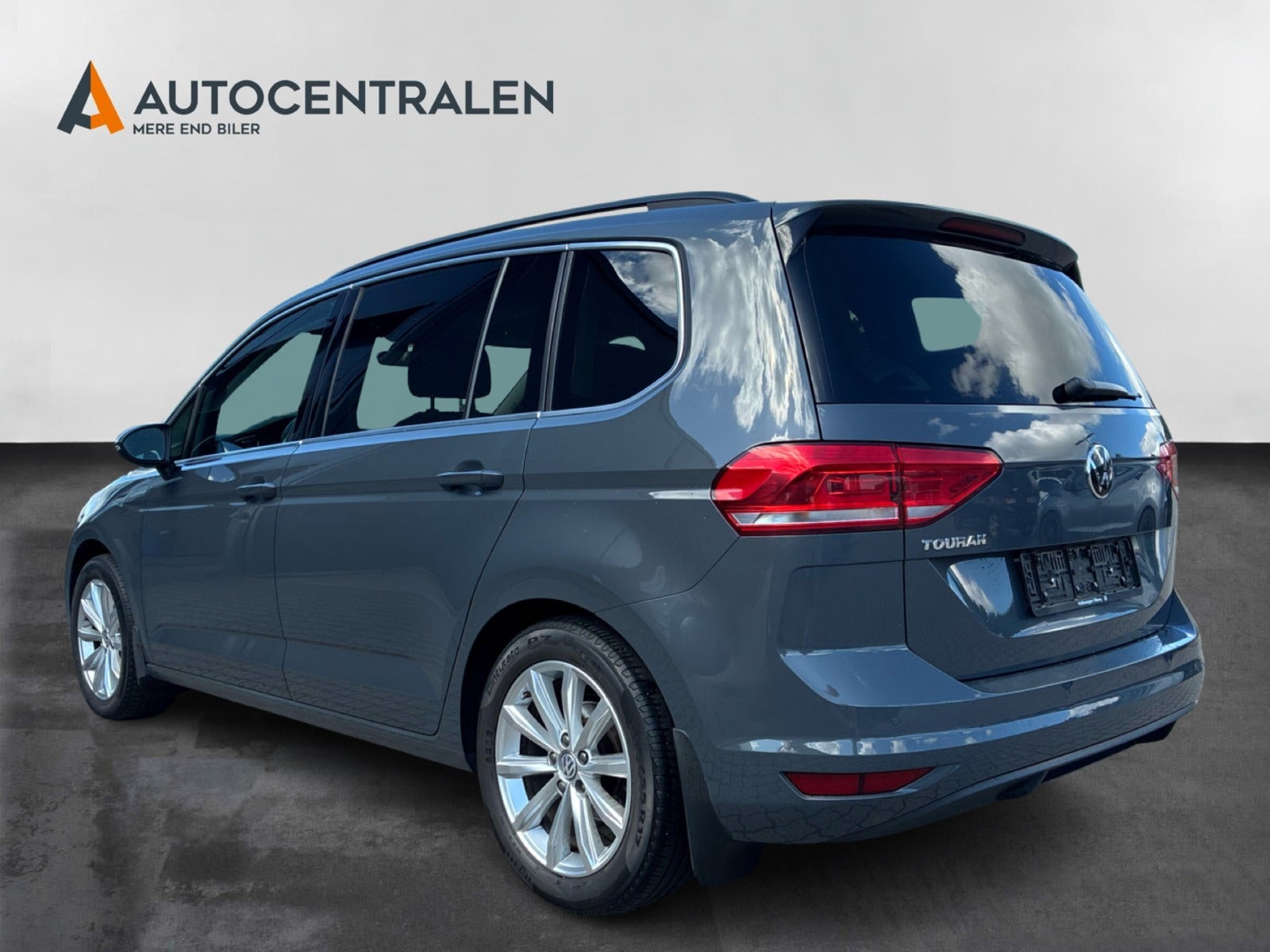 Grå VW Touran fra 2021
