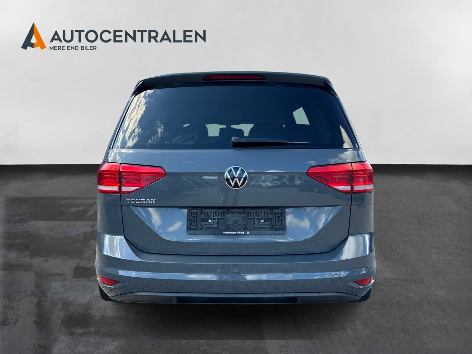 Grå VW Touran fra 2021