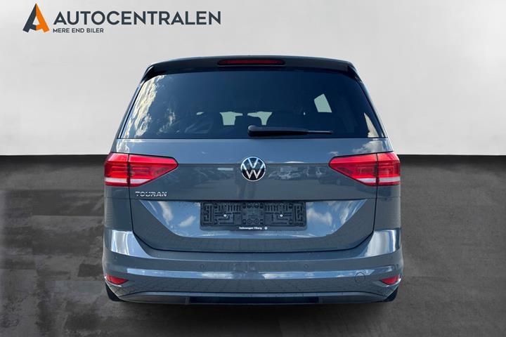 Grå VW Touran fra 2021