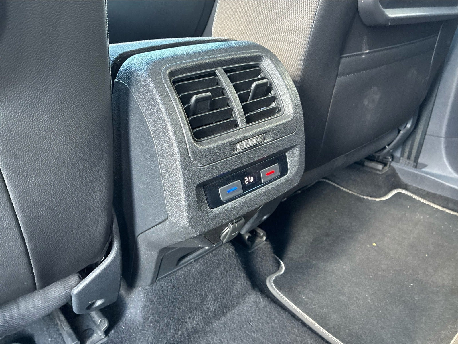 Grå VW Touran fra 2021