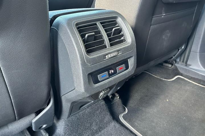 Grå VW Touran fra 2021