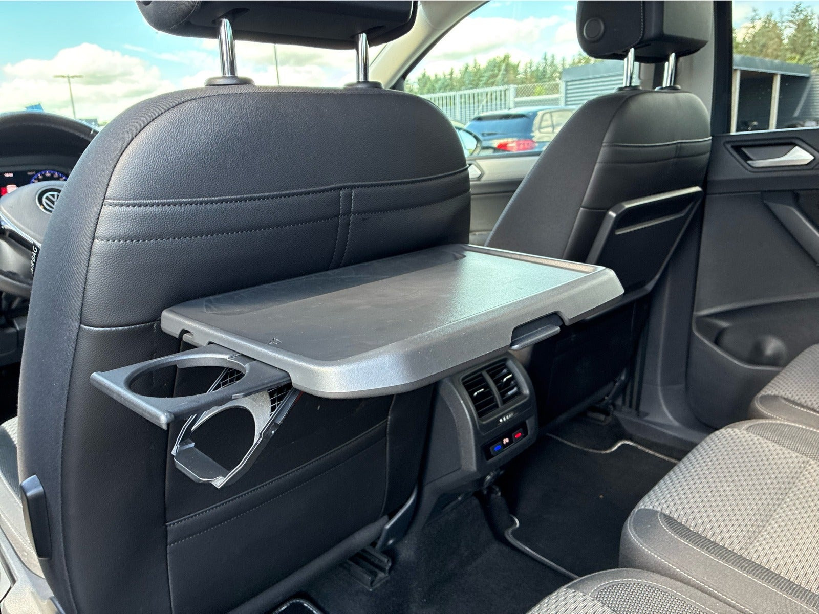 Grå VW Touran fra 2021