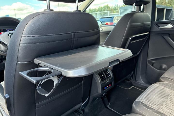Grå VW Touran fra 2021