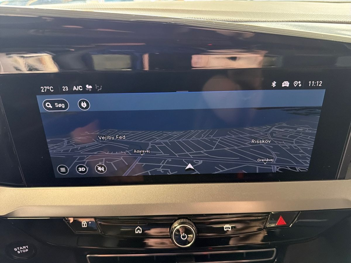 Blå Opel Mokka-e fra 2025