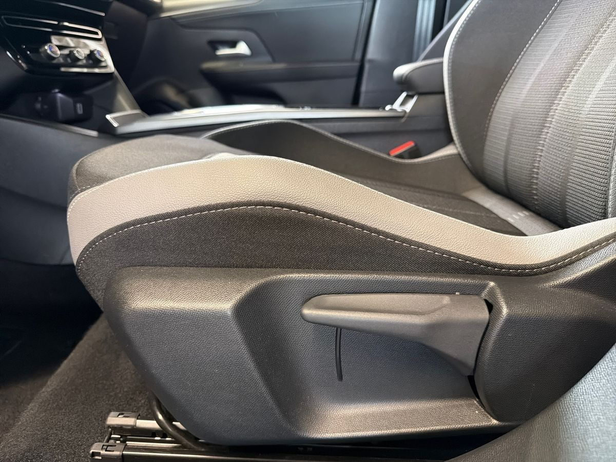 Blå Opel Mokka-e fra 2025