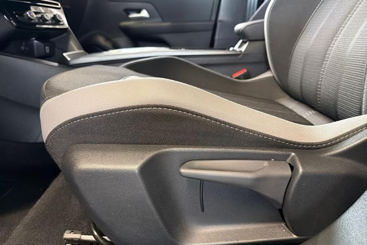 Blå Opel Mokka-e fra 2025