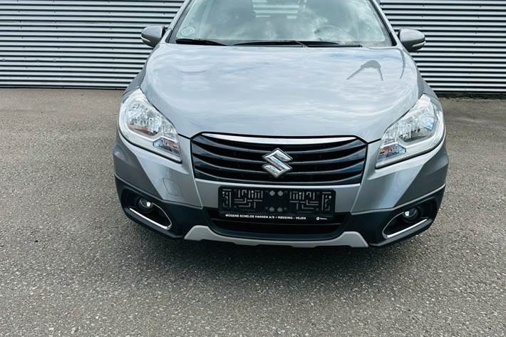 Grå Suzuki S-Cross fra 2015