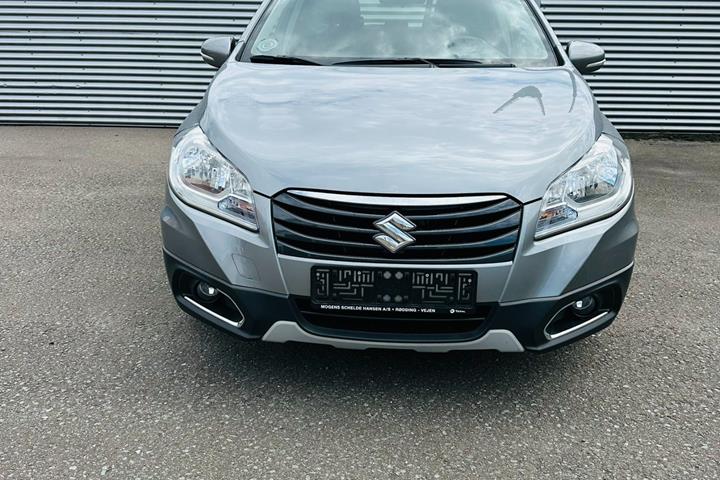 Grå Suzuki S-Cross fra 2015