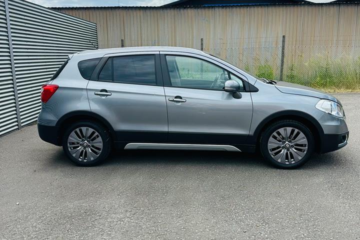 Grå Suzuki S-Cross fra 2015