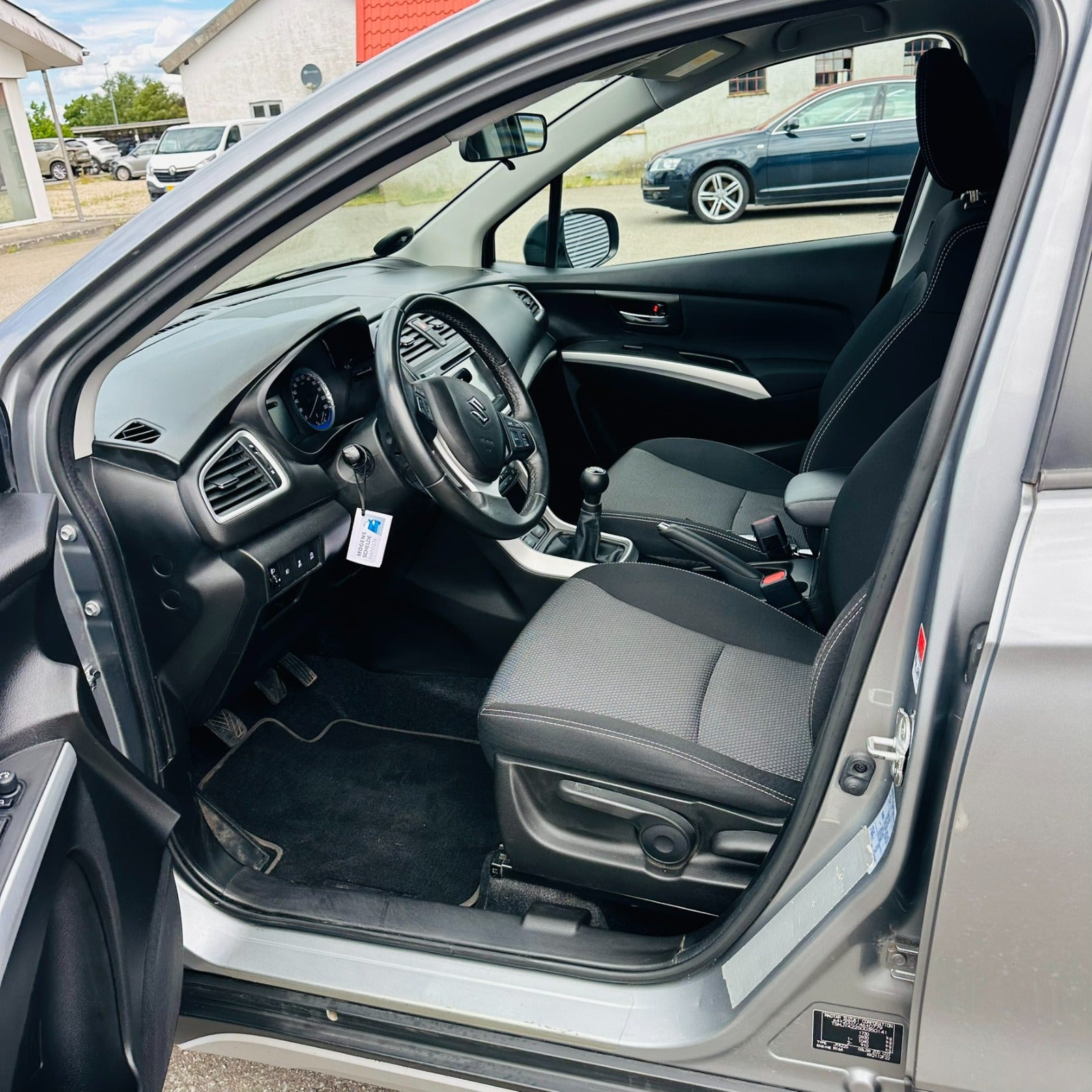 Grå Suzuki S-Cross fra 2015