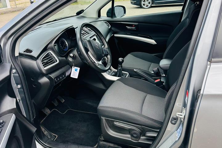 Grå Suzuki S-Cross fra 2015