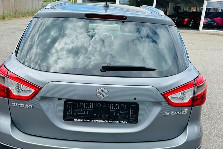 Grå Suzuki S-Cross fra 2015