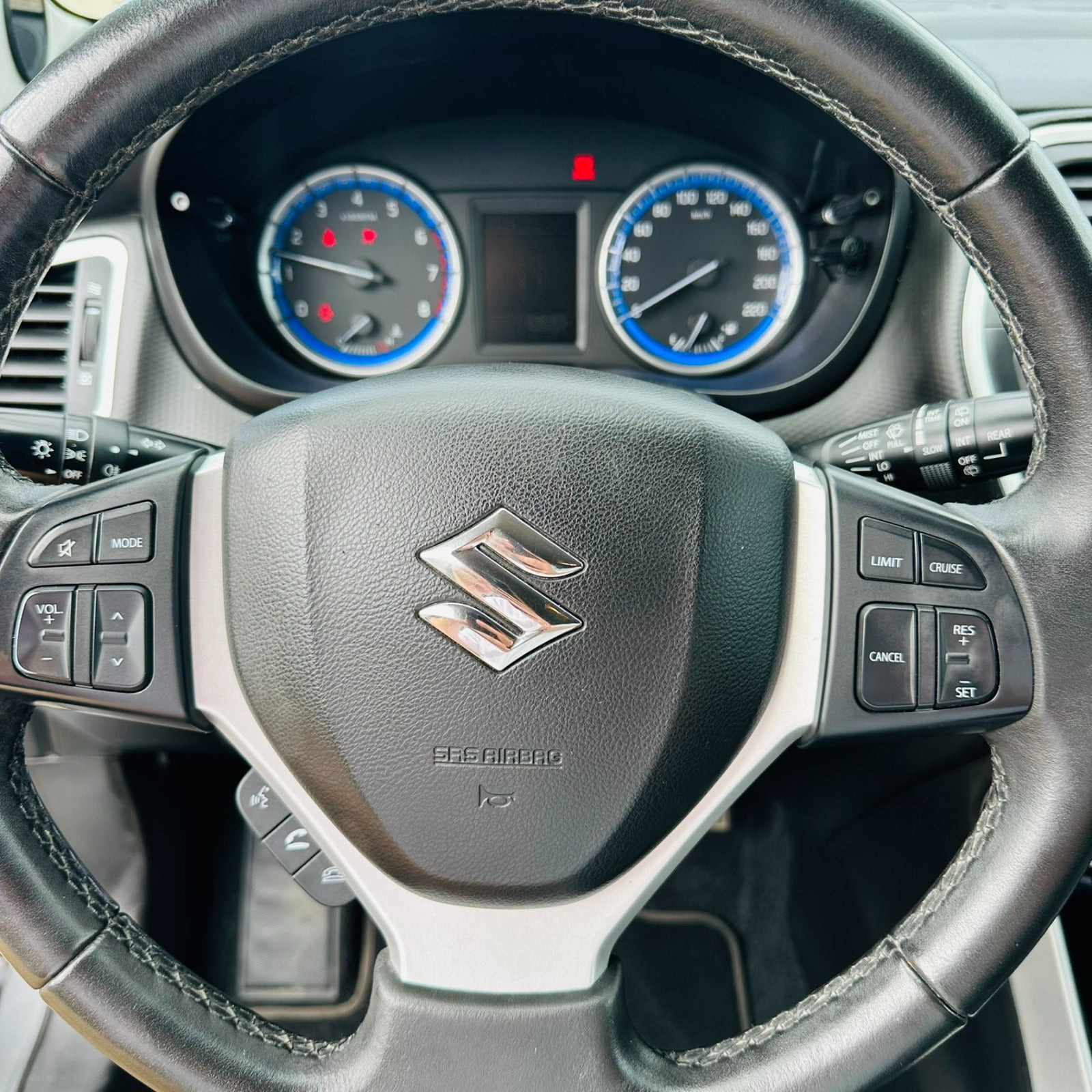 Grå Suzuki S-Cross fra 2015