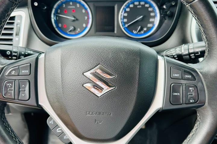 Grå Suzuki S-Cross fra 2015