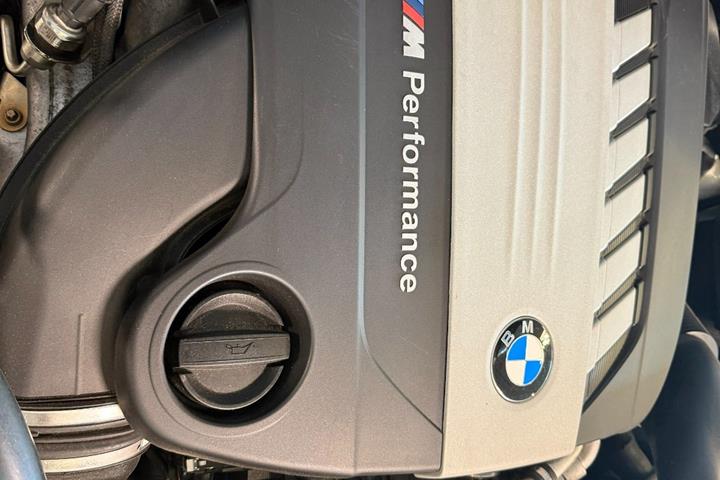 Hvid BMW X6 fra 2017
