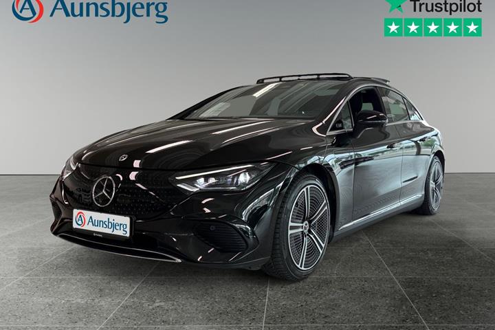 Sort Mercedes EQE350+ fra 2023 set udefra