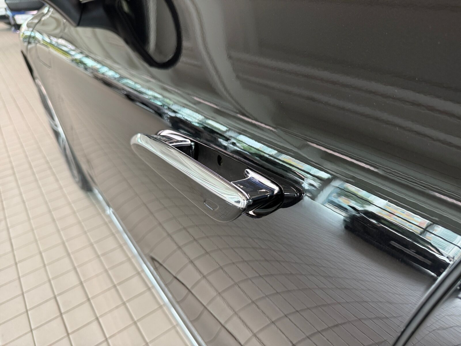 Sort Mercedes EQE350+ fra 2023
