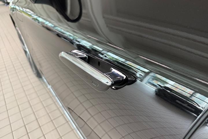 Sort Mercedes EQE350+ fra 2023