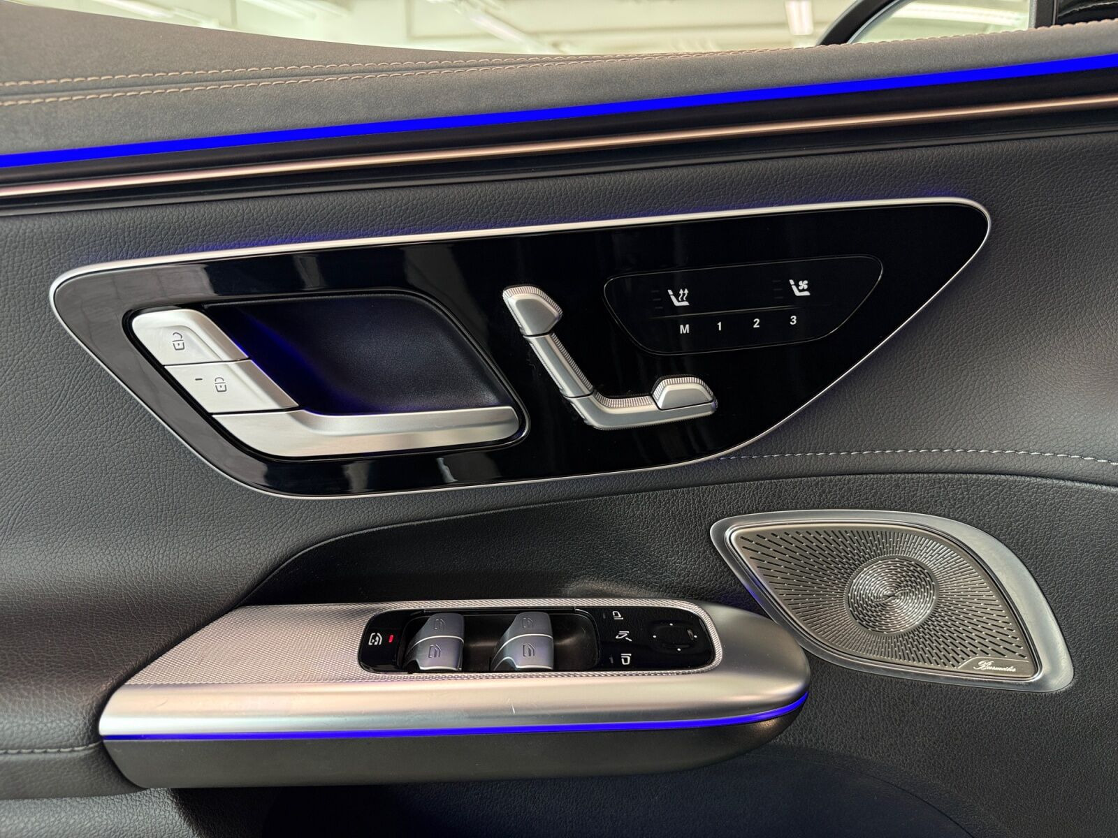 Sort Mercedes EQE350+ fra 2023