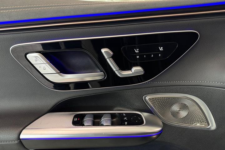 Sort Mercedes EQE350+ fra 2023