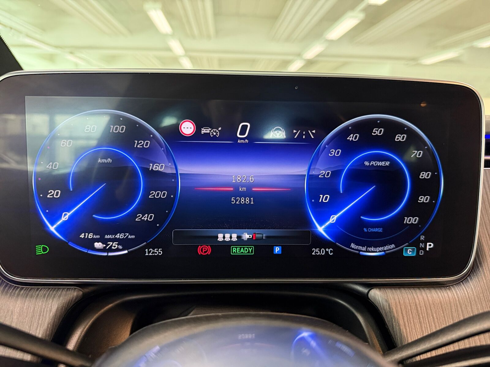 Sort Mercedes EQE350+ fra 2023