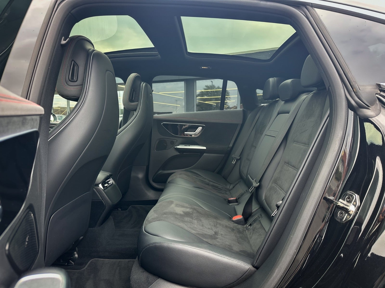 Sort Mercedes EQE350 fra 2024