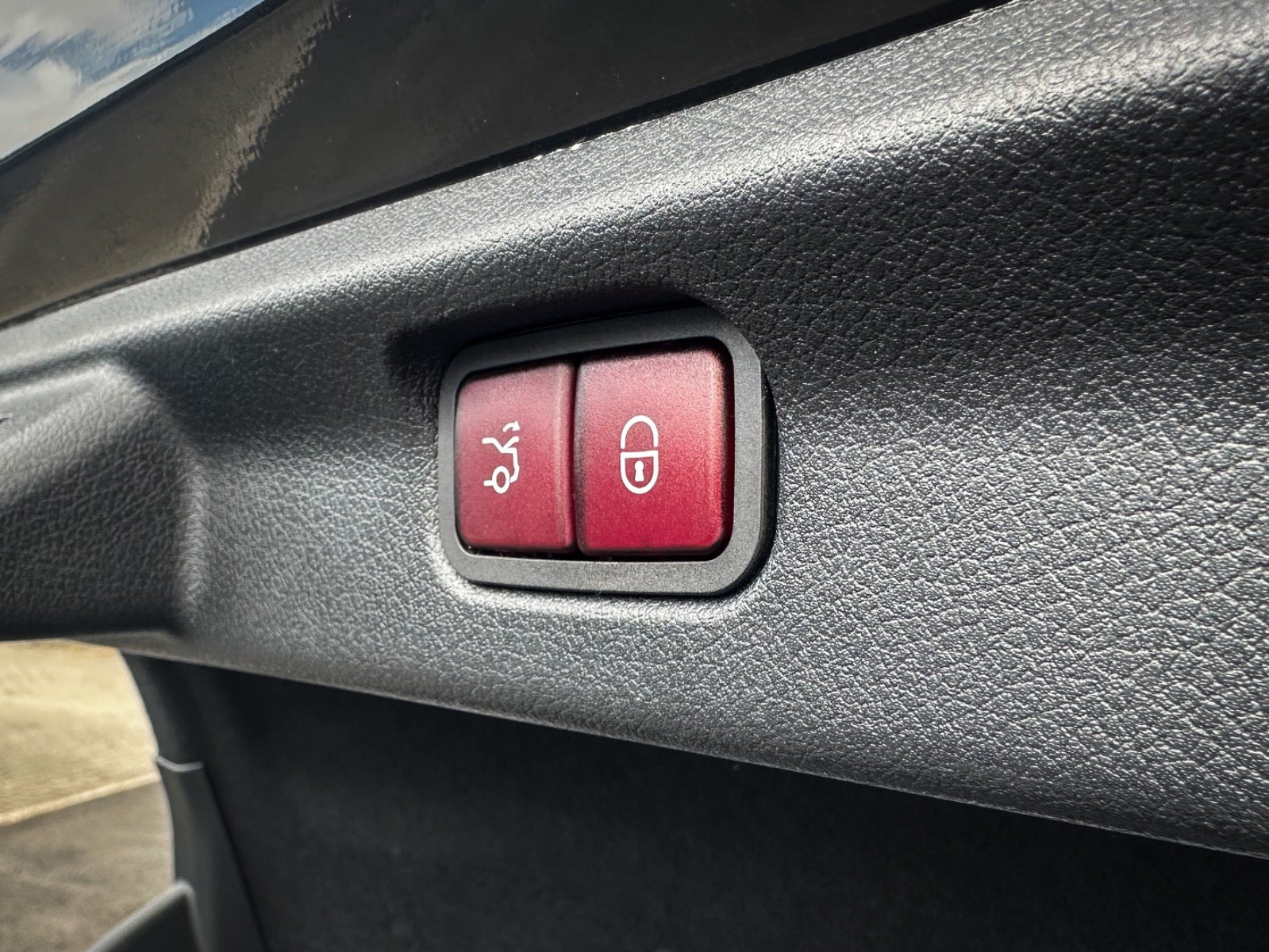 Sort Mercedes EQE350 fra 2024